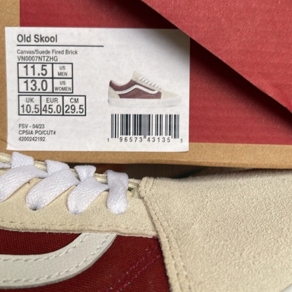 Vans Men’s Old Skool
Canvas/Suede Fired Brick
VN0007NTZHG
Sneakers - Picture 16 of 16